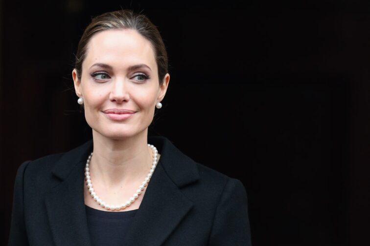 angelina jolie in Perlen ohrringe und Perlen kette